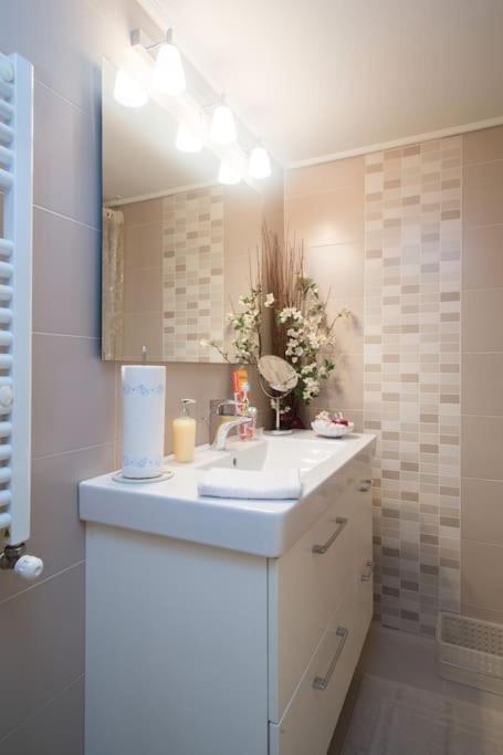 Top-Rated 1-Bedroom Apartment In The Heart Of Atene Esterno foto
