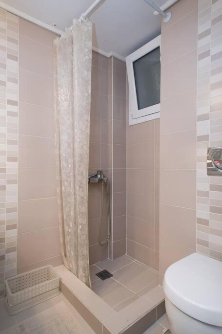 Top-Rated 1-Bedroom Apartment In The Heart Of Atene Esterno foto