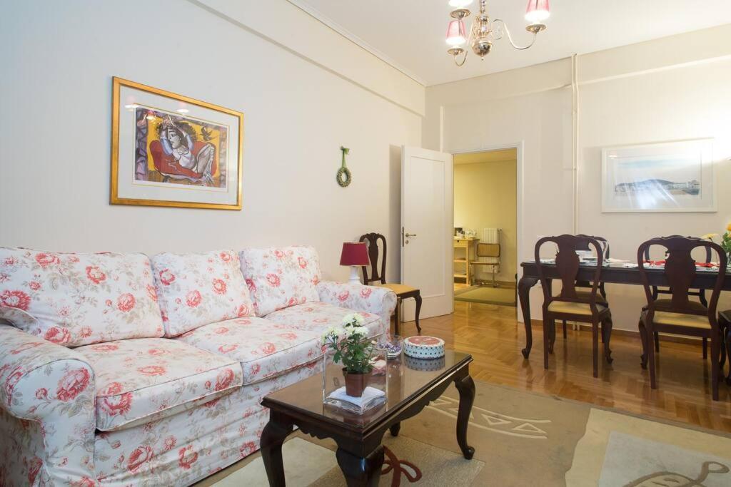 Top-Rated 1-Bedroom Apartment In The Heart Of Atene Esterno foto